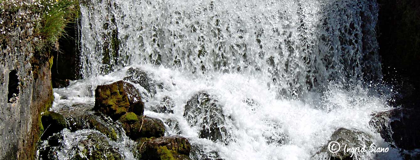 Der reißende, milchweiß schäumende Fiumelatte am Comer See Der reißende, milchweiß schäumende Fiumelatte am Comer See